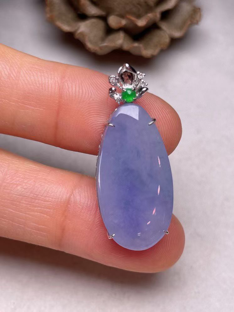 冰糯种紫罗兰无事牌吊坠，真金真钻镶嵌，种水好，玉质细腻 .裸石尺寸 26.2*12.9