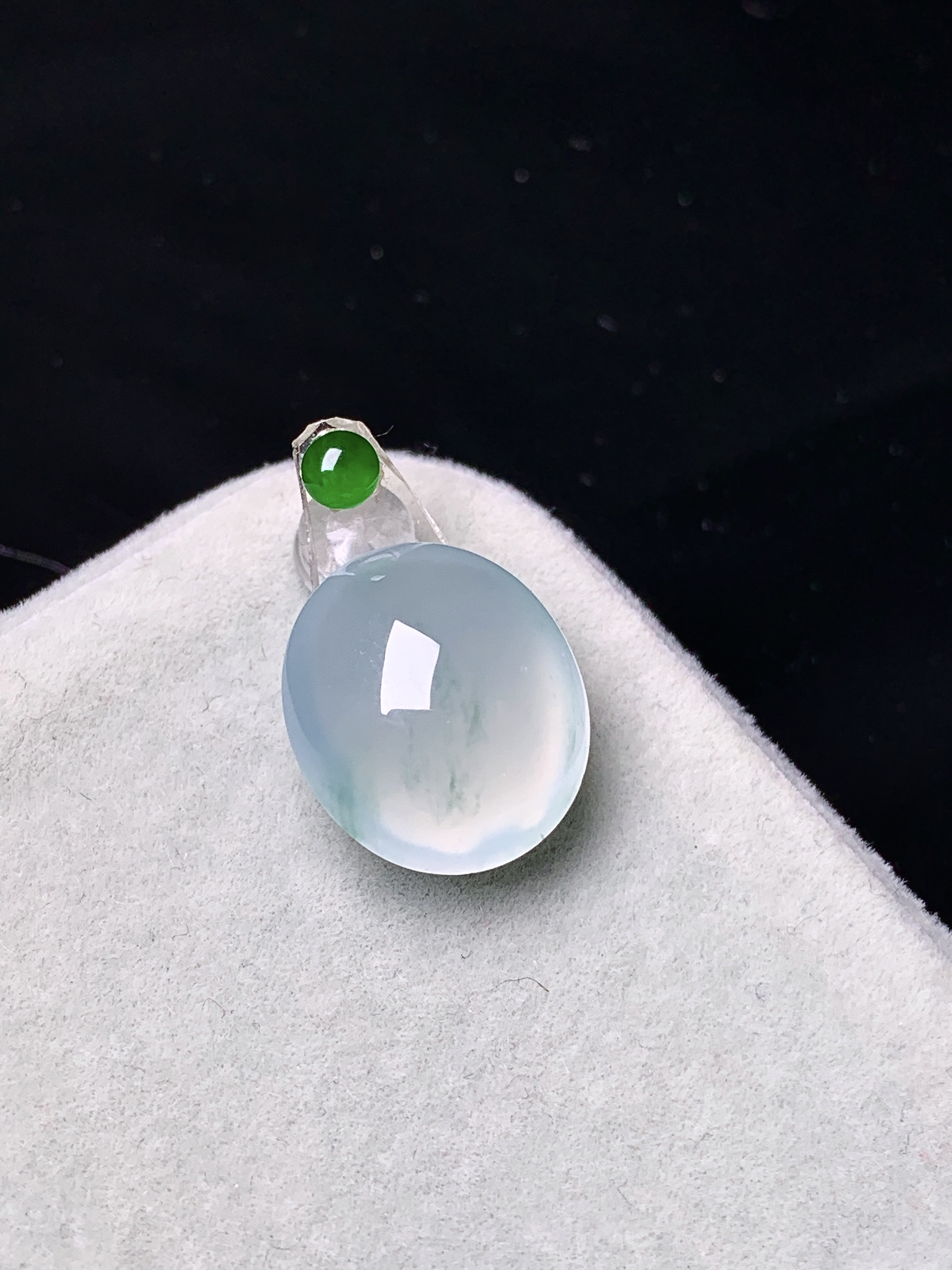 镶嵌款 冰种蛋面吊坠 玉质细腻 色泽艳丽清新 整体尺寸14.5*12.5*7