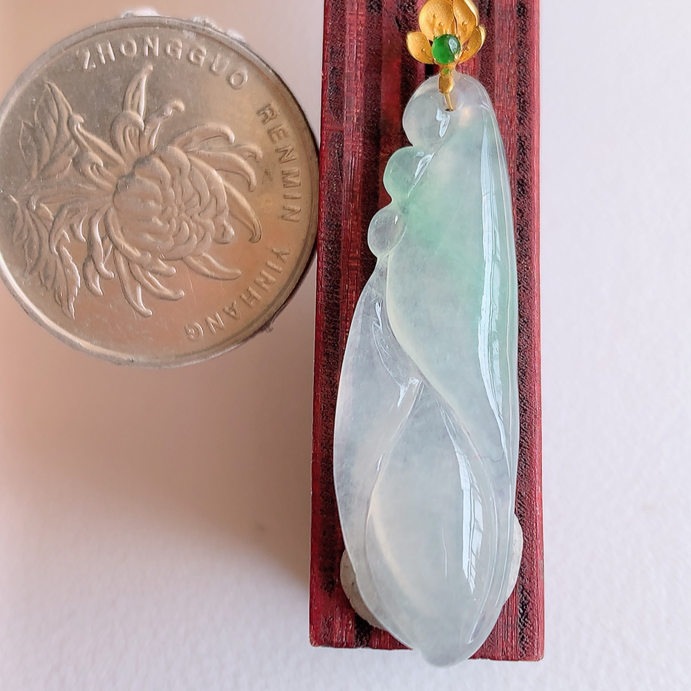 18k金扣冰润莲花翡翠挂件，寓意“祥和，安宁，吉祥，幸福”佛意本悠远，莲花更清幽。意境优美，莹润通透   W142.5 尺寸：36-11-4mm