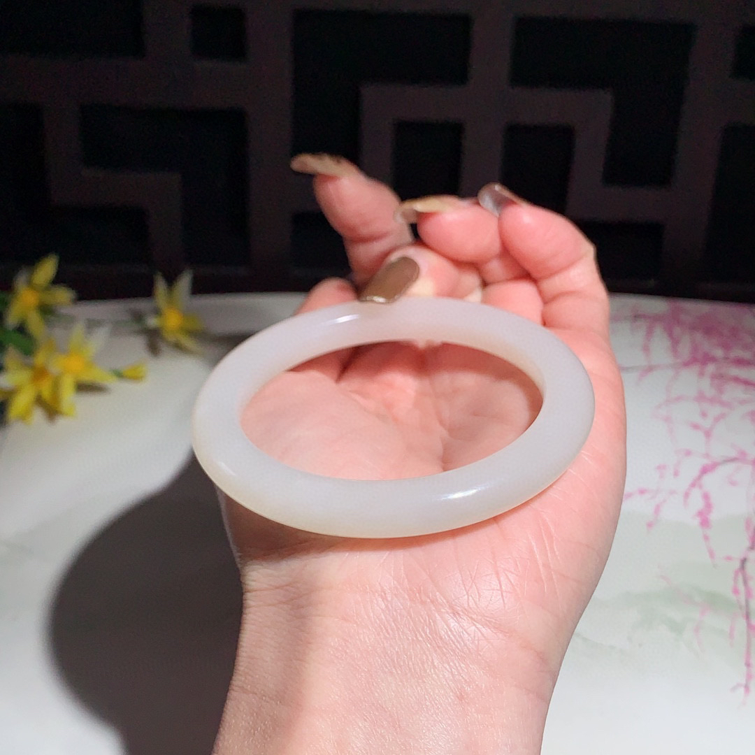 和田玉55圈口藕粉色手镯！玉质细腻油润 底色纯净 无裂无棉 脂粉好，品质好！