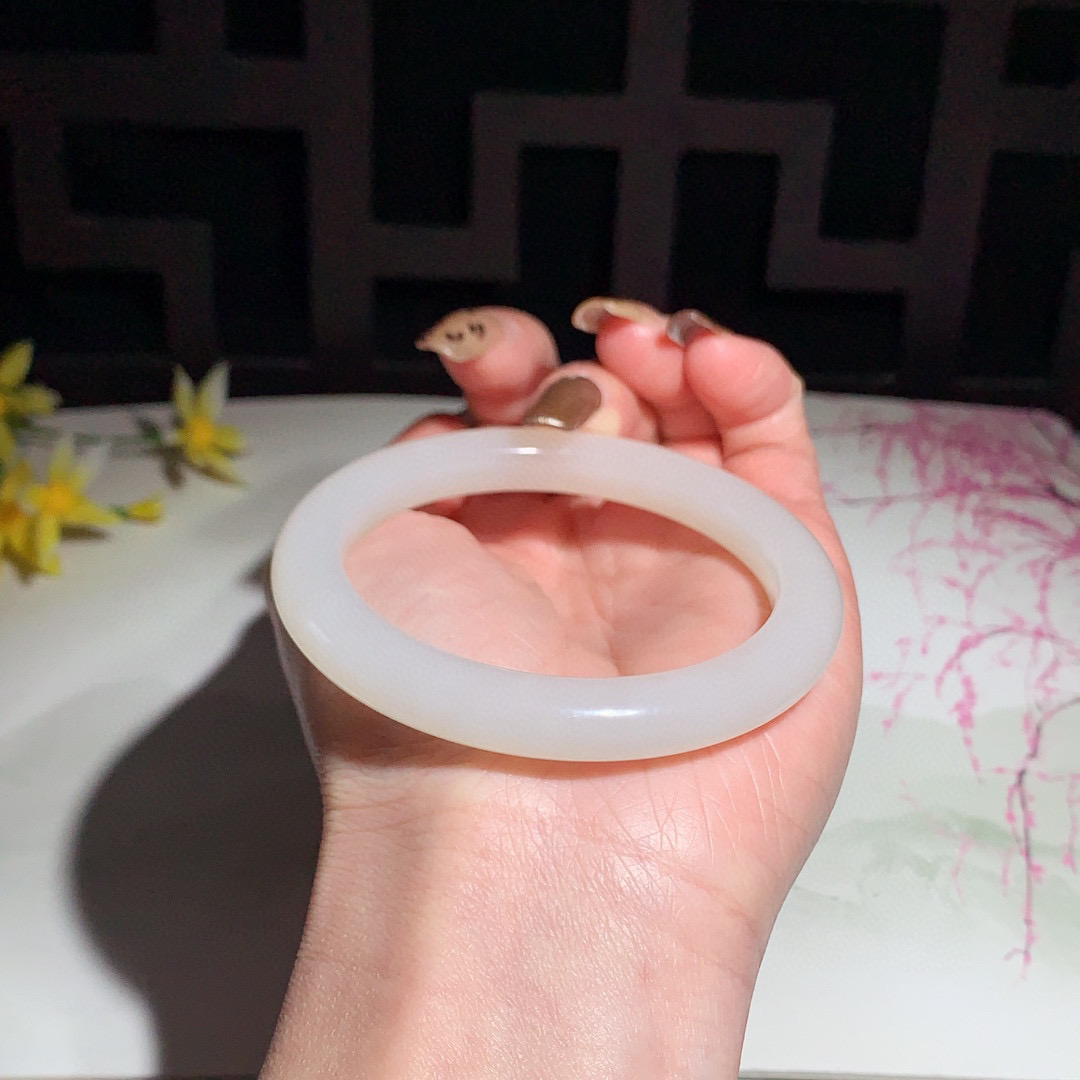 和田玉55圈口藕粉色手镯！玉质细腻油润 底色纯净 无裂无棉 脂粉好，品质好！