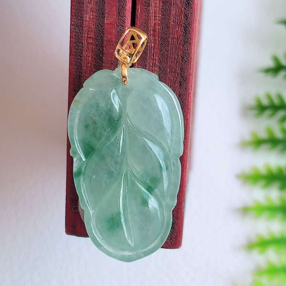 18k金扣冰润飘花金枝玉叶翡翠吊坠  老种起胶感  飘花灵动  寓意“金枝玉叶，大业有成，一夜成名”  饱满大气，水润通透。W142.5 尺寸：22-12.8-5.3mm