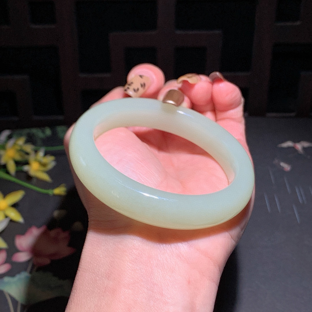 和田玉56.5圈晴水色手镯！清水色！玉质细腻油润 底色纯净 无裂无杂 脂粉好，品质高。