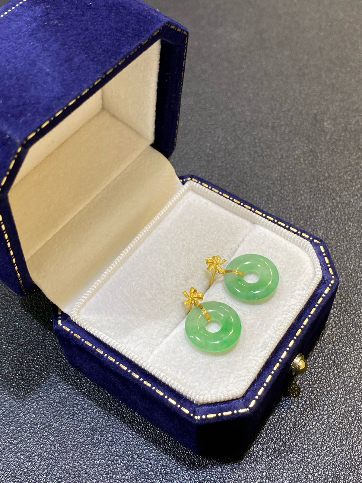 女神节特惠
18Ｋ果绿甜甜圈耳坠
裸石12.3/1.4