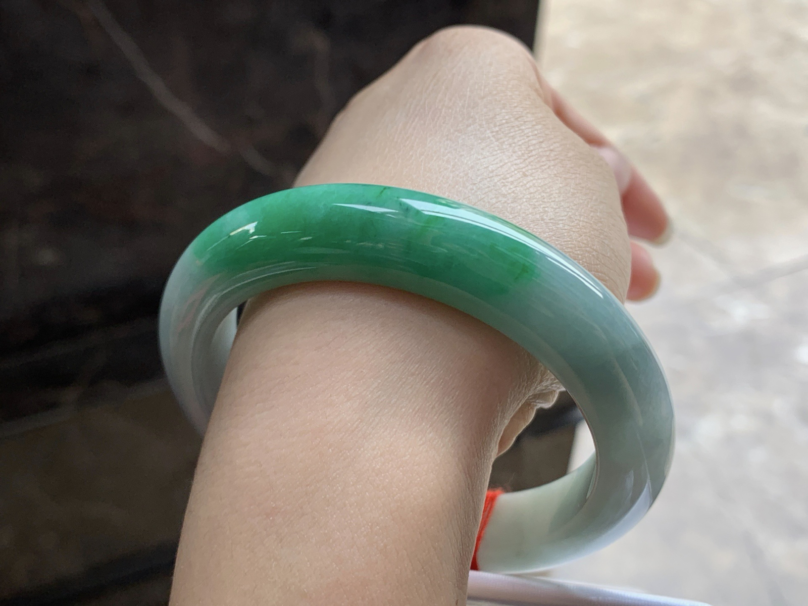 58-12.4-10

绿色手镯^_^鲜艳 玉质温润