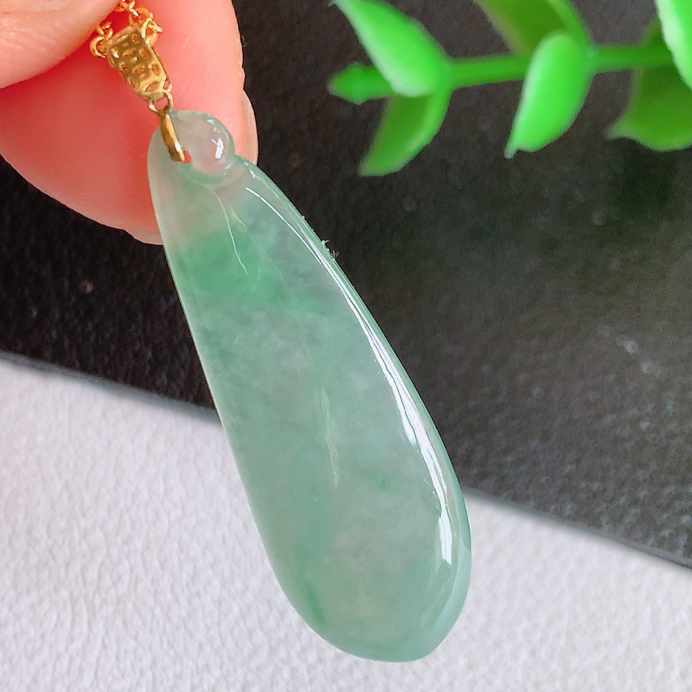 18k金扣冰润福瓜翡翠吊坠，呱呱来财，福气满满的美好寓意，清新自然  沁人心脾，造型独特，清秀高雅  W141.5 尺寸：34.5-11.8-3.8mm