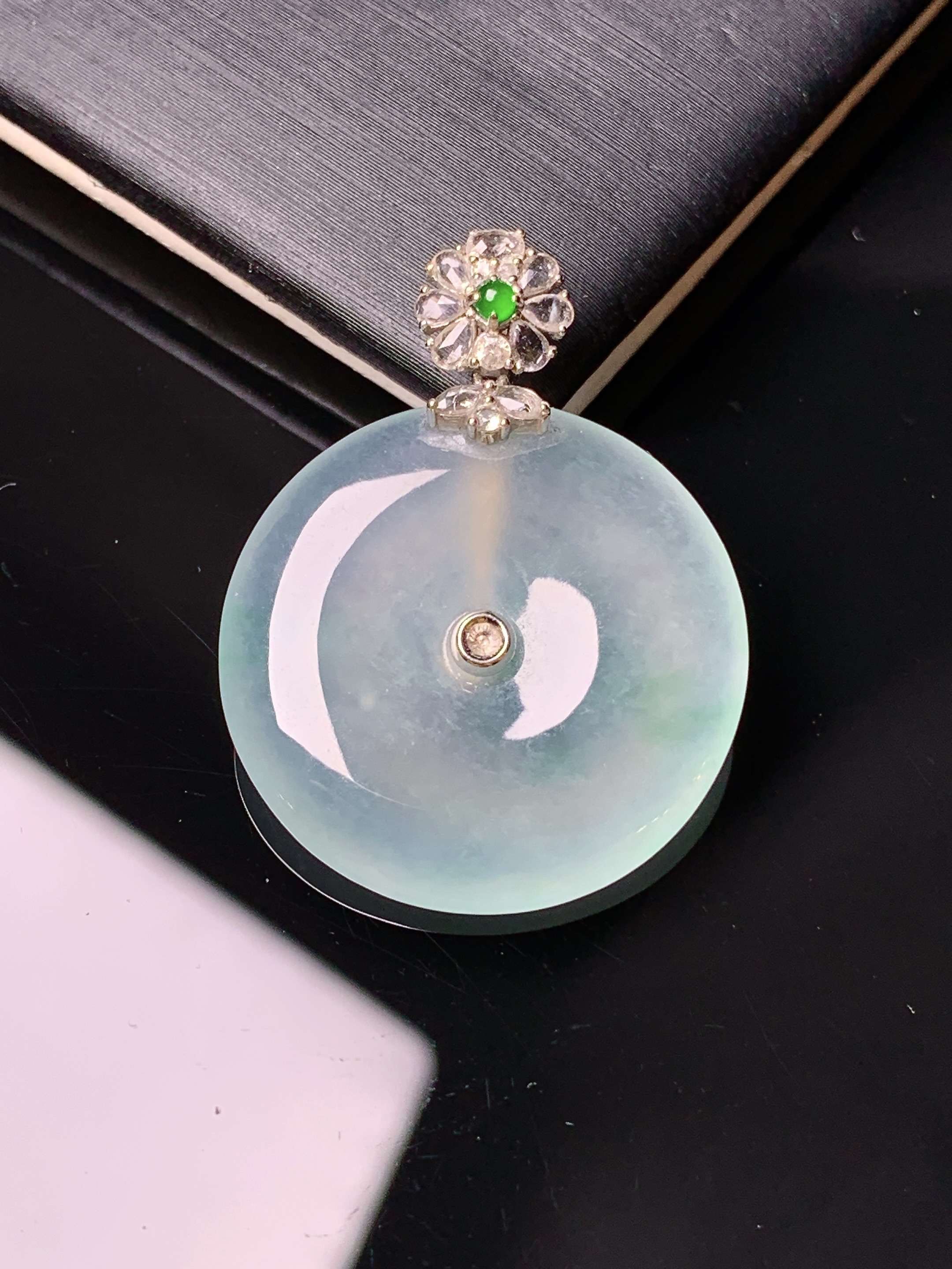 18k金镶嵌冰种平安扣吊坠 玉质细腻 色泽艳丽清新 整体尺寸29.8*22.6*4