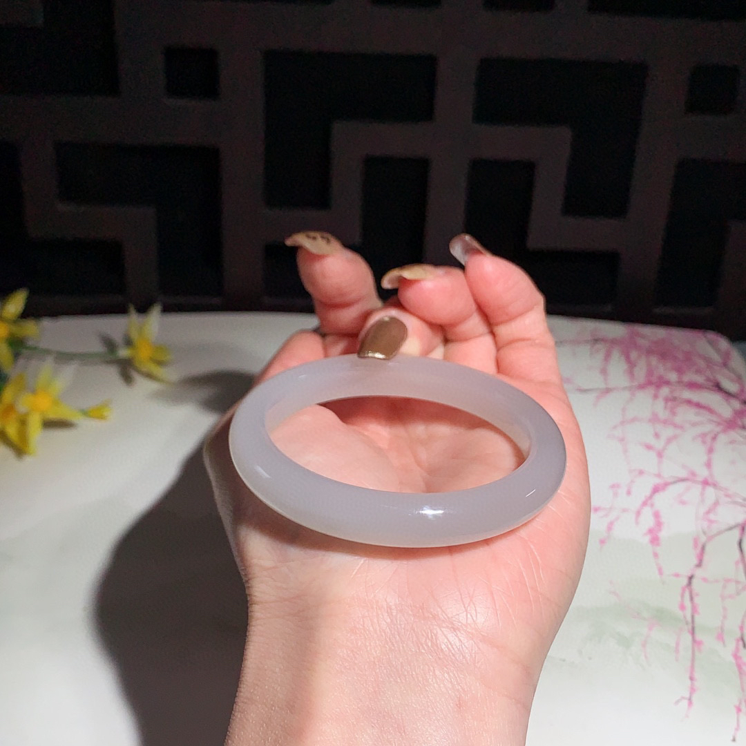 高冰，和田玉51.5圈口紫罗兰色手镯！玉质细腻油润 底色纯净 无裂无杂 脂粉好，品质高。