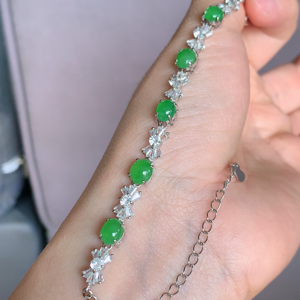 冰润满绿翡翠蛋面手链，水水润润，珠圆玉润，颜色鲜艳，妙明清净，清秀高雅，佩戴效果优雅迷人！性价比超值