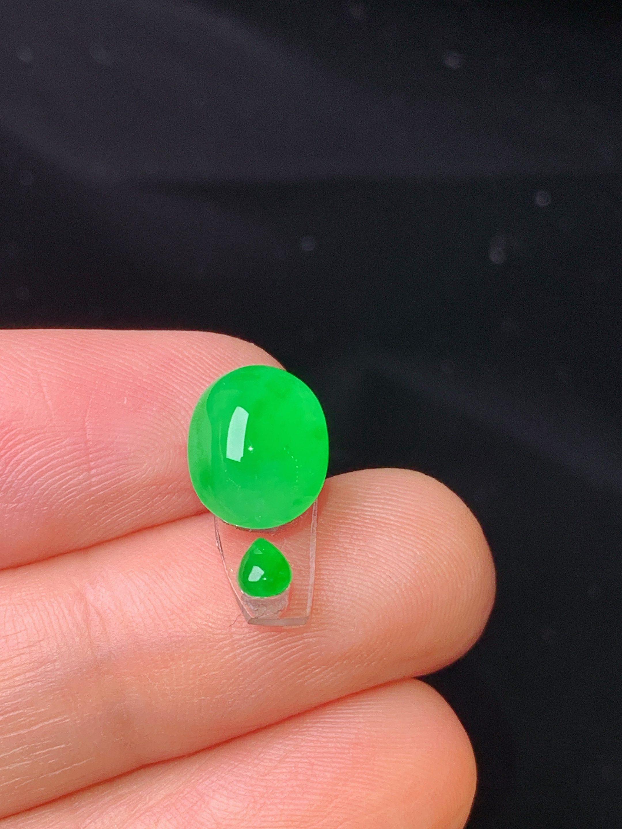 镶嵌款 满绿蛋面吊坠 玉质细腻 色泽艳丽清新 整体尺寸10*8*5.2