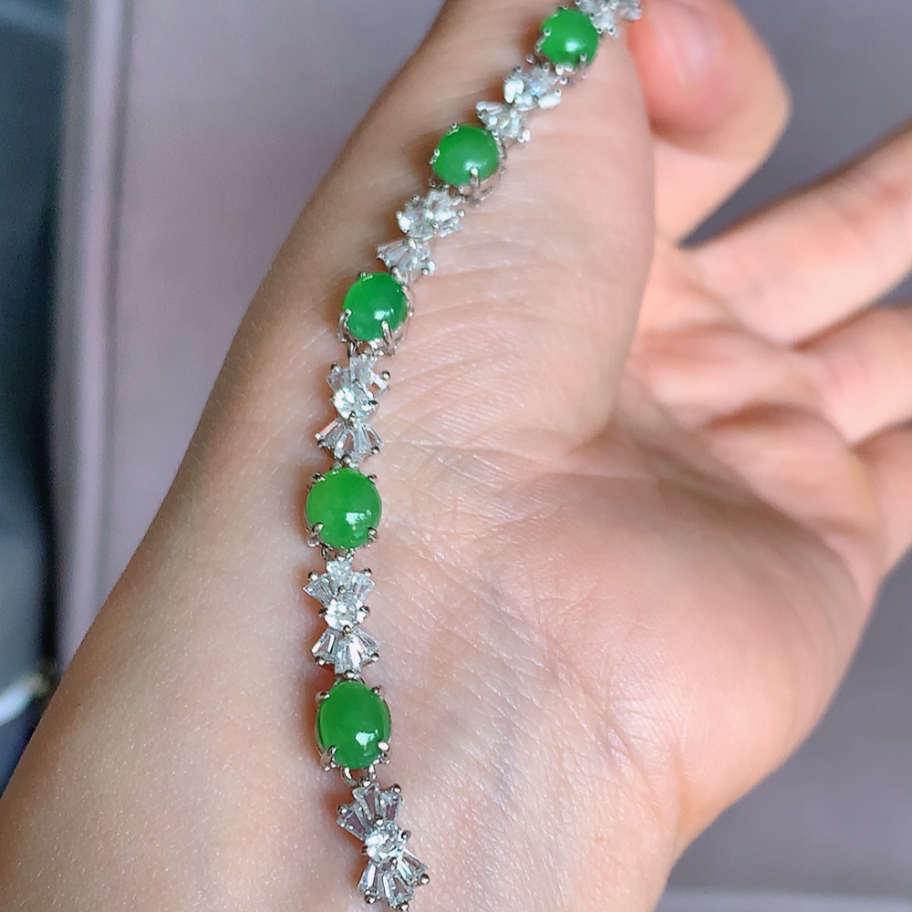 冰润满绿翡翠蛋面手链，水水润润，珠圆玉润，颜色鲜艳，妙明清净，清秀高雅，佩戴效果优雅迷人！性价比超值 W815.5 取一尺寸：6.5-5.8-5.2mm    裸石尺寸：6.4-5.8mm