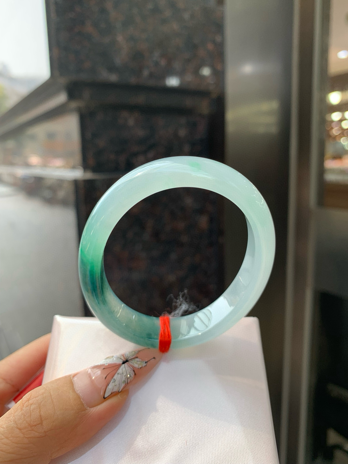 冰墨绿贵妃
54-45.8-7.2-11.8
打灯棉线，底妆冰透，细腻，烟雨入江南，丹青水墨，朦胧江南的意境镯，青花瓷般的冰飘蓝花水墨画，妙笔丹青笔墨如画，镯子青白分明如盈盈碧水莹润水灵山水画，飘逸灵动的画色倘徉在水光中泛起阵阵涟漪。