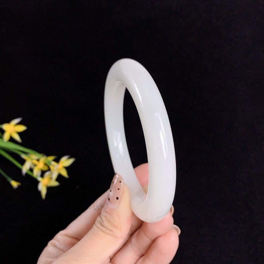 土豪款，和田玉63圈口羊脂白手镯！玉质细腻油润 底色纯净 无裂无杂 脂粉好，品质高