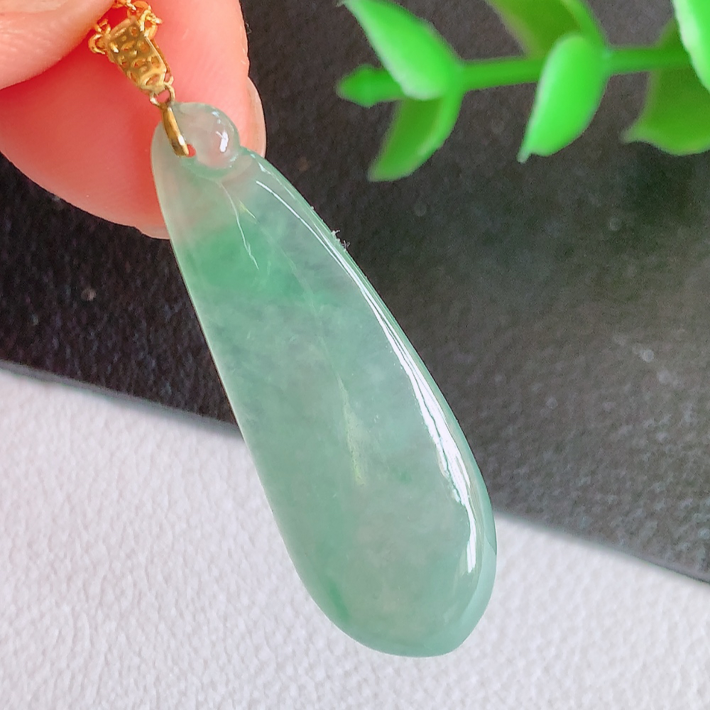 18k金扣冰润福瓜翡翠吊坠，呱呱来财，福气满满的美好寓意，清新自然  沁人心脾，造型独特，清秀高雅  W141.5 尺寸：34.5-11.8-3.8mm