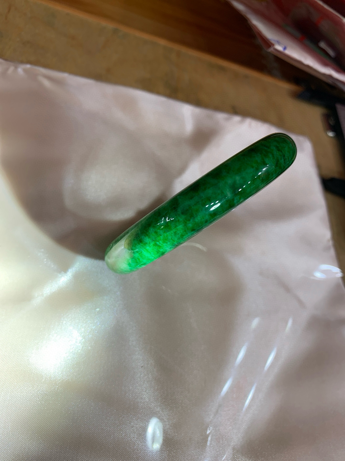 花青翡翠正圈
57.6-9.8-12.7
打灯表皮纹微扣，青黛染烟霞，腕间生碧波，像一汪碧水绕在腕间，深浅交织的翠色宛如水墨丹青，时而清透如春溪，时而浓郁似远山。