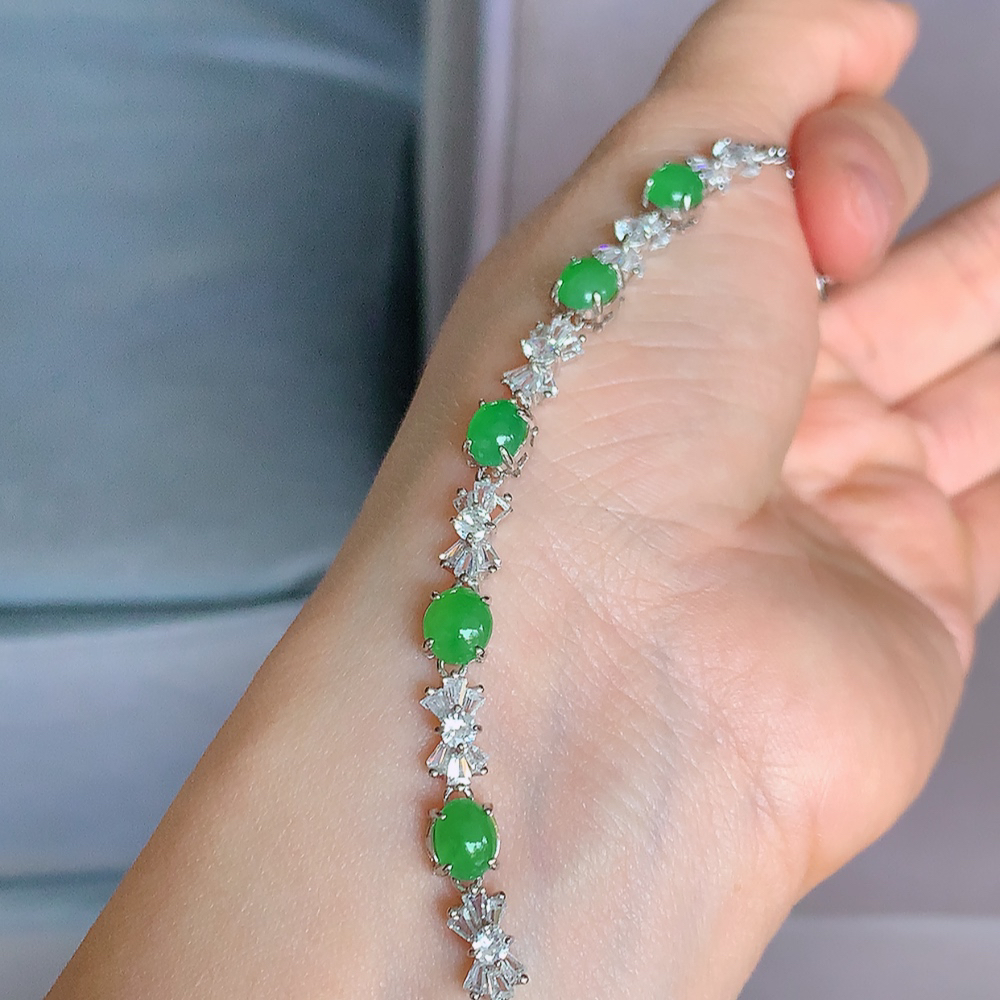 冰润满绿翡翠蛋面手链，水水润润，珠圆玉润，颜色鲜艳，妙明清净，清秀高雅，佩戴效果优雅迷人！性价比超值 W815.5 取一尺寸：6.5-5.8-5.2mm    裸石尺寸：6.4-5.8mm