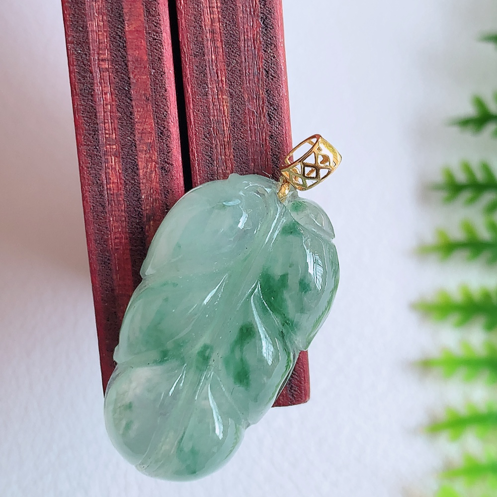 18k金扣冰润飘花金枝玉叶翡翠吊坠  老种起胶感  飘花灵动  寓意“金枝玉叶，大业有成，一夜成名”  饱满大气，水润通透。W142.5 尺寸：22-12.8-5.3mm