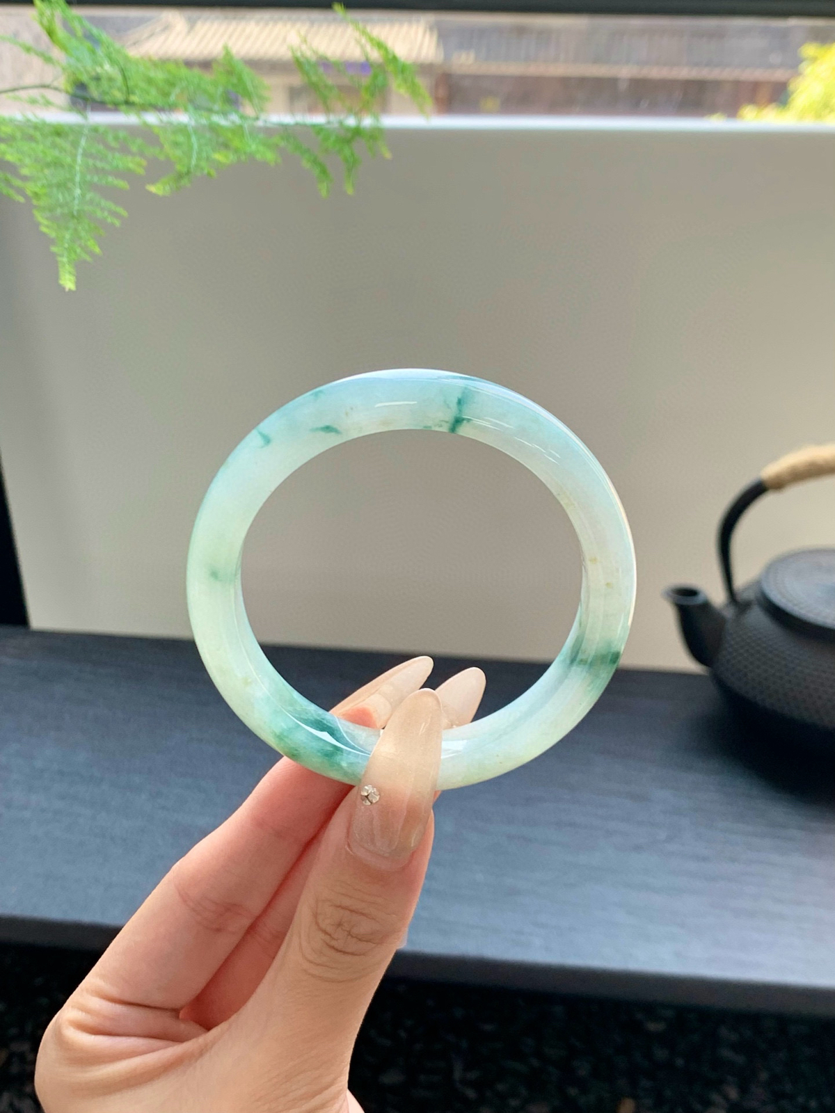 【冰飘花手镯】
精致而优雅，宛如绿叶般翠绿细腻，展现着大自然的生命力和美丽️
【尺寸】57-11.8-8mm