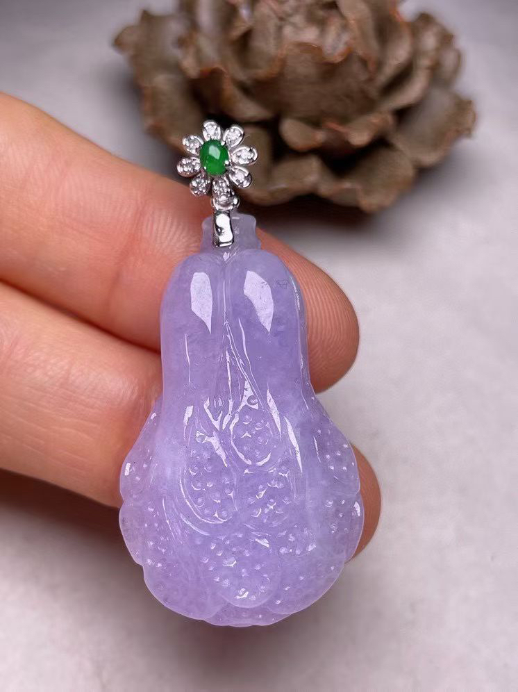 冰糯种紫罗兰【百财聚来】吊坠，真金真钻镶嵌，种水好，玉质细腻 .裸石尺寸 34.5*20.0