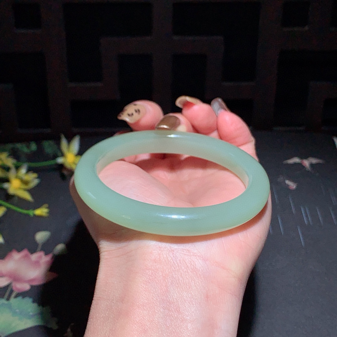 和田玉59.5圈晴水色手镯！玉质细腻油润 底色纯净 无裂无杂 脂粉好，品质高。