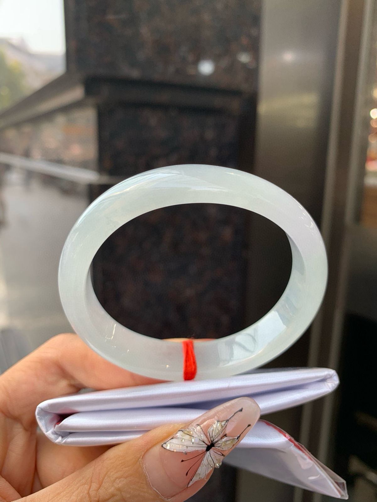 白冰贵妃
54.5-47.8-6.7-12.7
打灯细纹，不影响，底妆纯净冰透，一腕清透，干净无瑕，不愧是翡翠中的初恋，无色亦动人