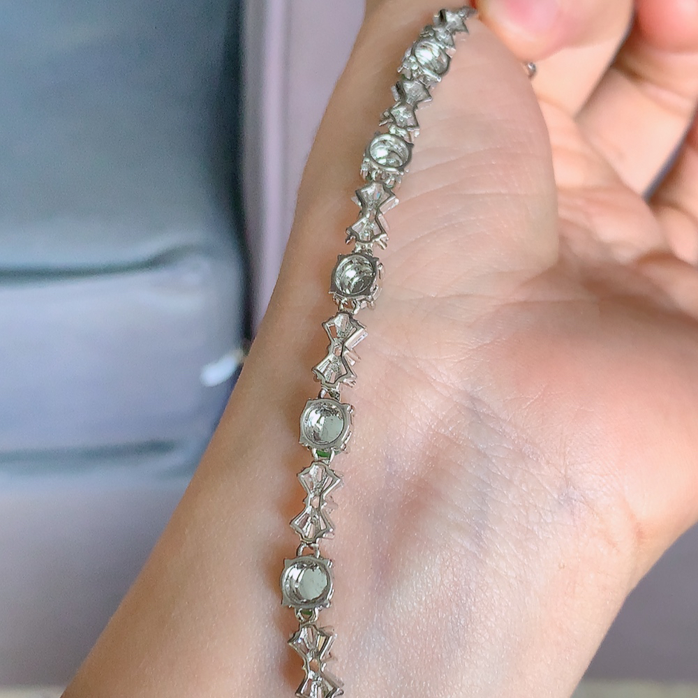 冰润满绿翡翠蛋面手链，水水润润，珠圆玉润，颜色鲜艳，妙明清净，清秀高雅，佩戴效果优雅迷人！性价比超值 W815.5 取一尺寸：6.5-5.8-5.2mm    裸石尺寸：6.4-5.8mm