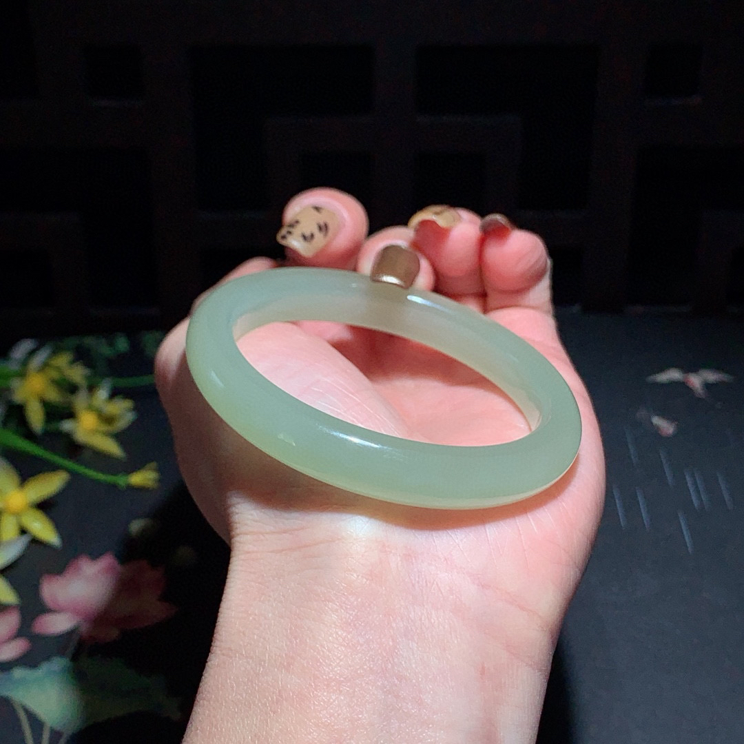 和田玉53.5圈晴水色手镯！玉质细腻油润 底色纯净 无裂无杂 脂粉好，品质高。