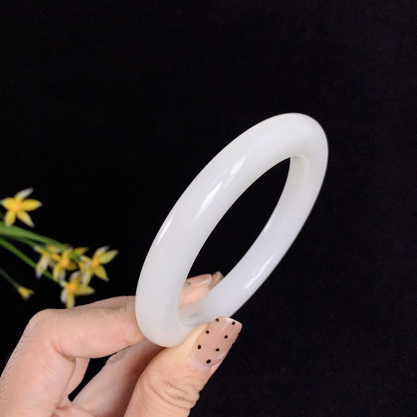 土豪款，和田玉63圈口羊脂白手镯！玉质细腻油润 底色纯净 无裂无杂 脂粉好，品质高