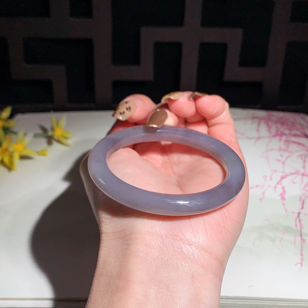 和田玉55圈口紫罗兰色手镯！玉质细腻油润 底色纯净 无裂无杂 脂粉好，品质高。