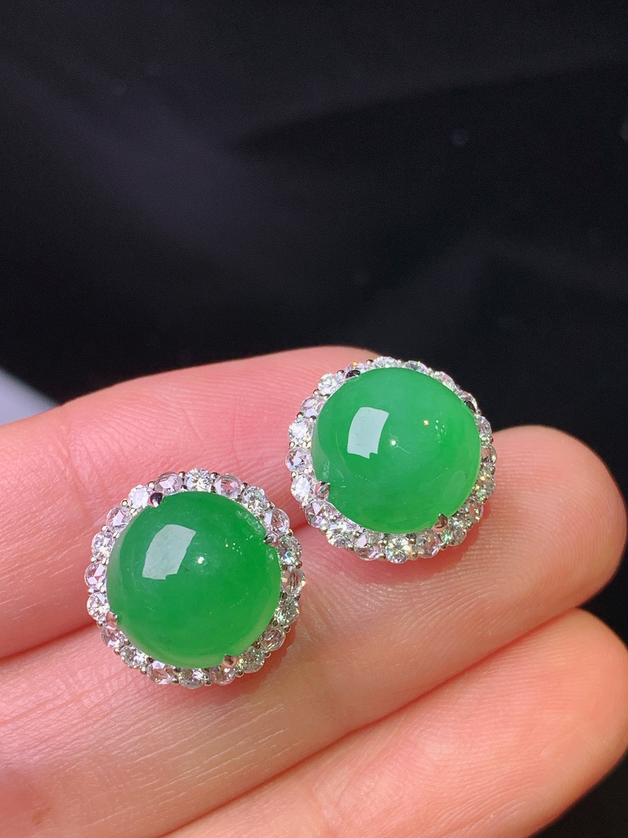 18k金钻镶嵌满绿蛋面耳钉 玉质细腻 色泽艳丽清新 整体尺寸13*8.5
