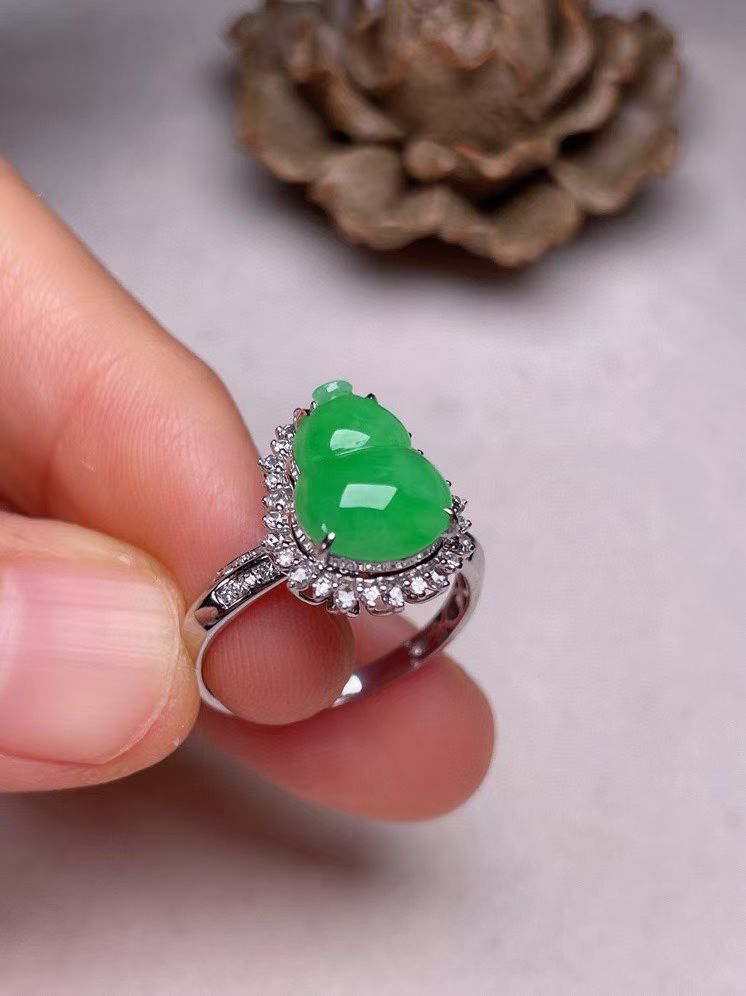 冰种阳绿葫芦戒指 、真金真钻镶嵌，种水好，玉质细腻 .裸石尺寸 11.5*8.5