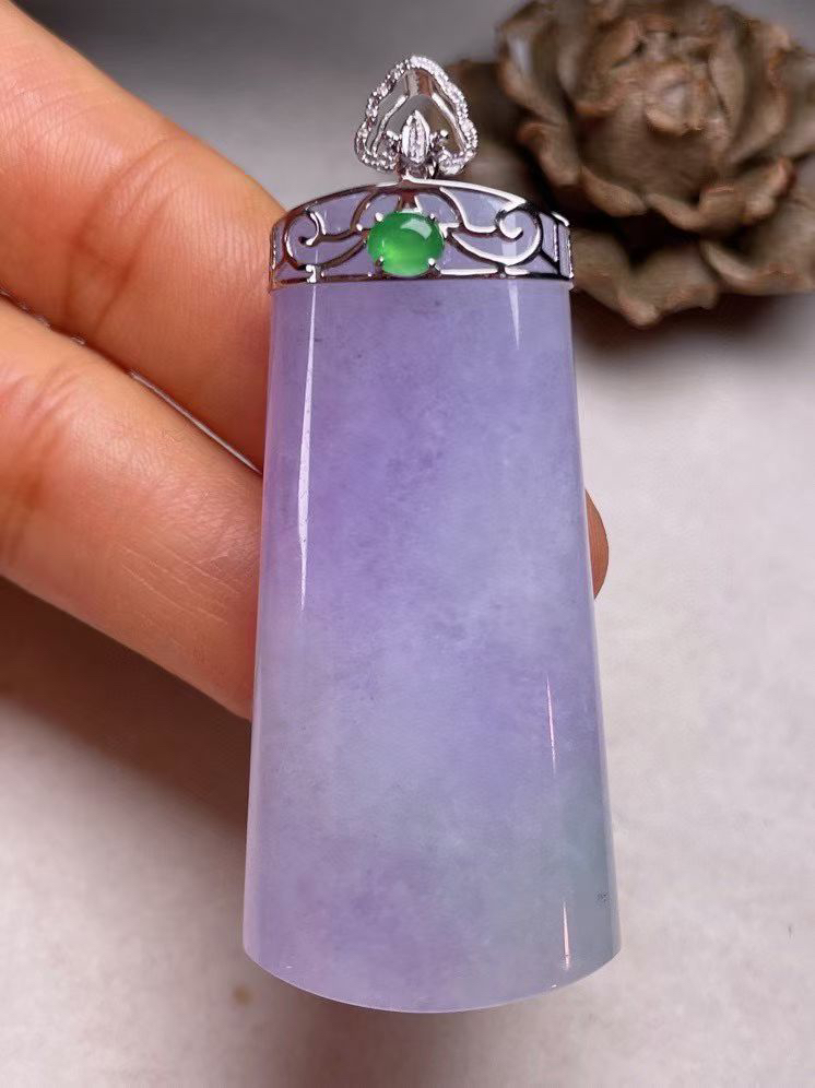 冰糯种紫罗兰无事牌吊坠，真金真钻镶嵌，种水好，玉质细腻 .裸石尺寸 50.0*23.8