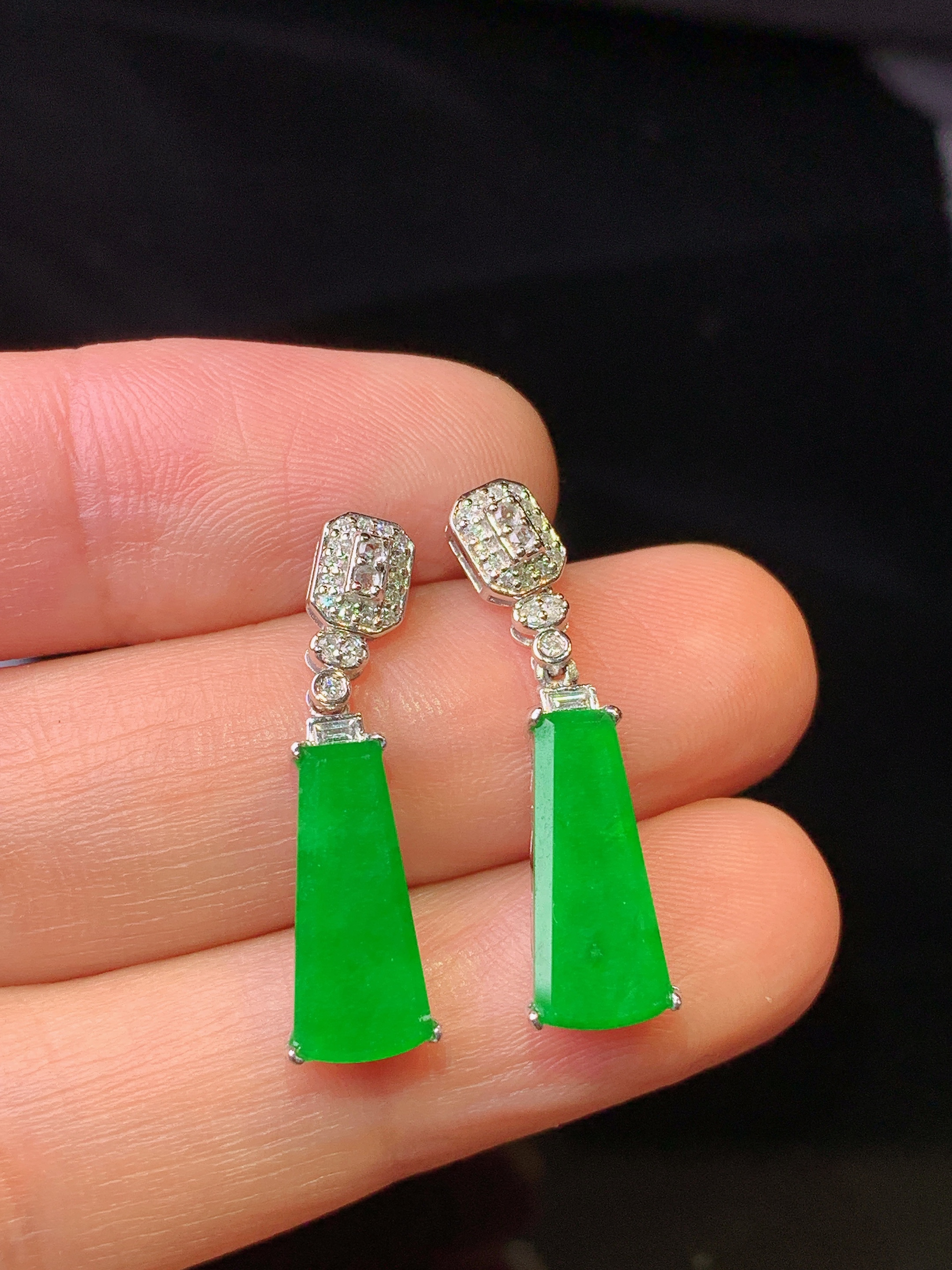 18k金钻镶嵌满绿无事牌耳坠 玉质细腻 色泽艳丽清新 整体尺寸26*5.5*3.7