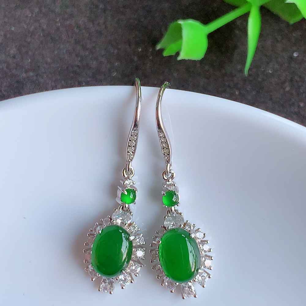 冰透满绿翡翠925银镶嵌耳钉，自然光实拍，翠色灵动，颜色漂亮，种老水足，品相佳，佩戴佳品！W502.5  取一尺寸：14-9.5-5.8mm  裸石尺寸：7.8-6mm