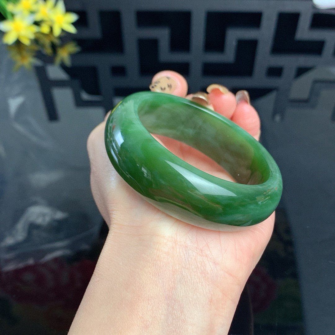 ￼ 收藏款，和田玉55.8圈口阳绿色宽版猫眼碧玉手镯！玉质细腻油润 底色纯净 无裂无杂 脂粉好，品质高。