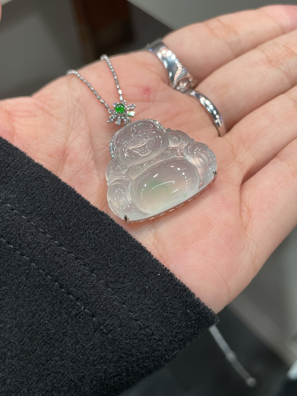 冰种 起光 飘绿 佛公吊坠

18k金简镶嵌