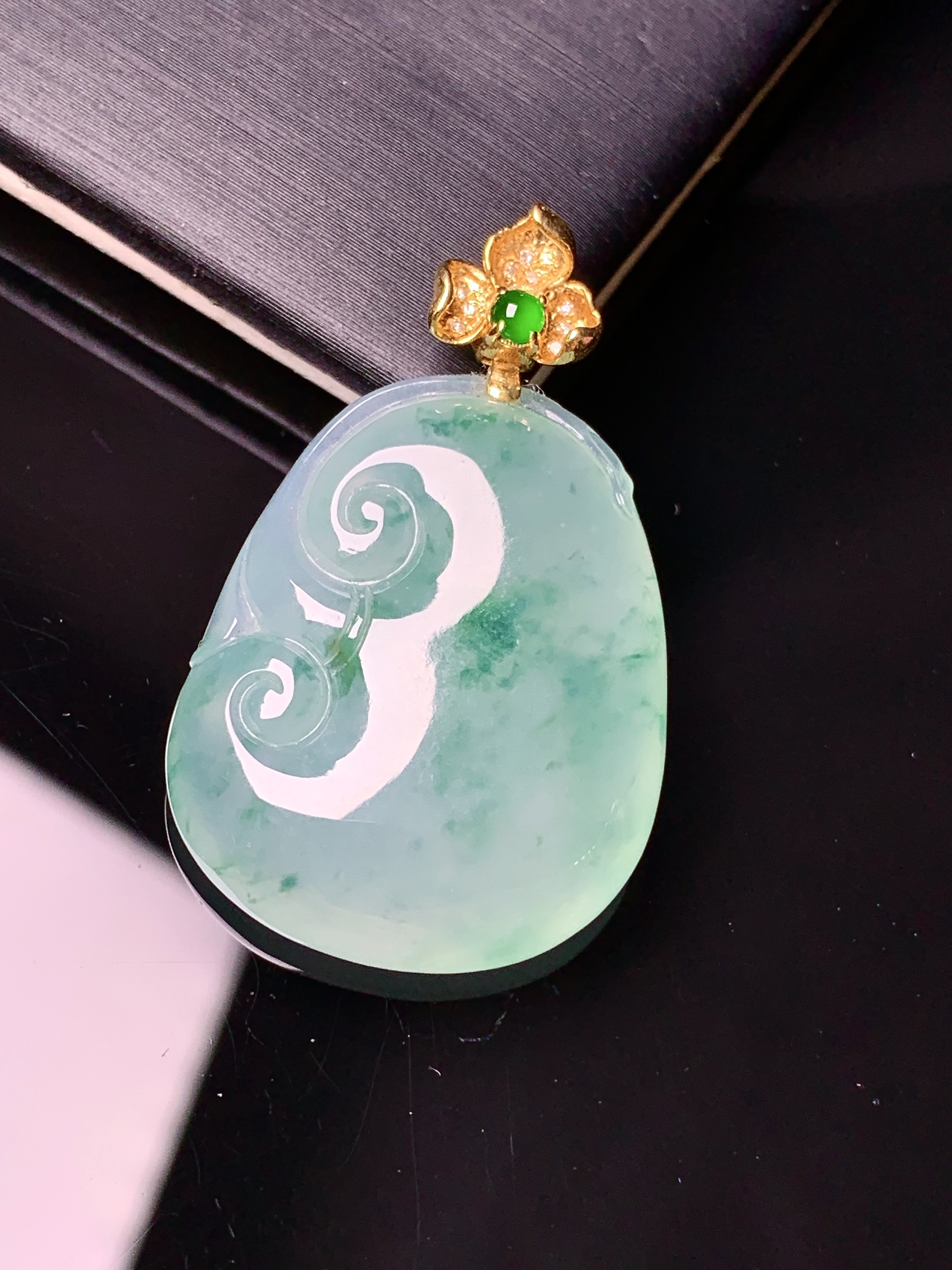 18k金镶嵌冰种飘绿如意吊坠 玉质细腻 色泽艳丽清新 整体尺寸34.8*21.5*6.8