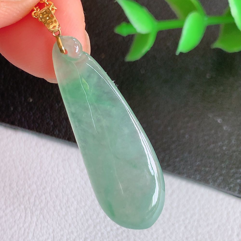 18k金扣冰润福瓜翡翠吊坠，呱呱来财，福气满满的美好寓意，清新自然  沁人心脾，造型独特，清秀高雅  W141.5 尺寸：34.5-11.8-3.8mm