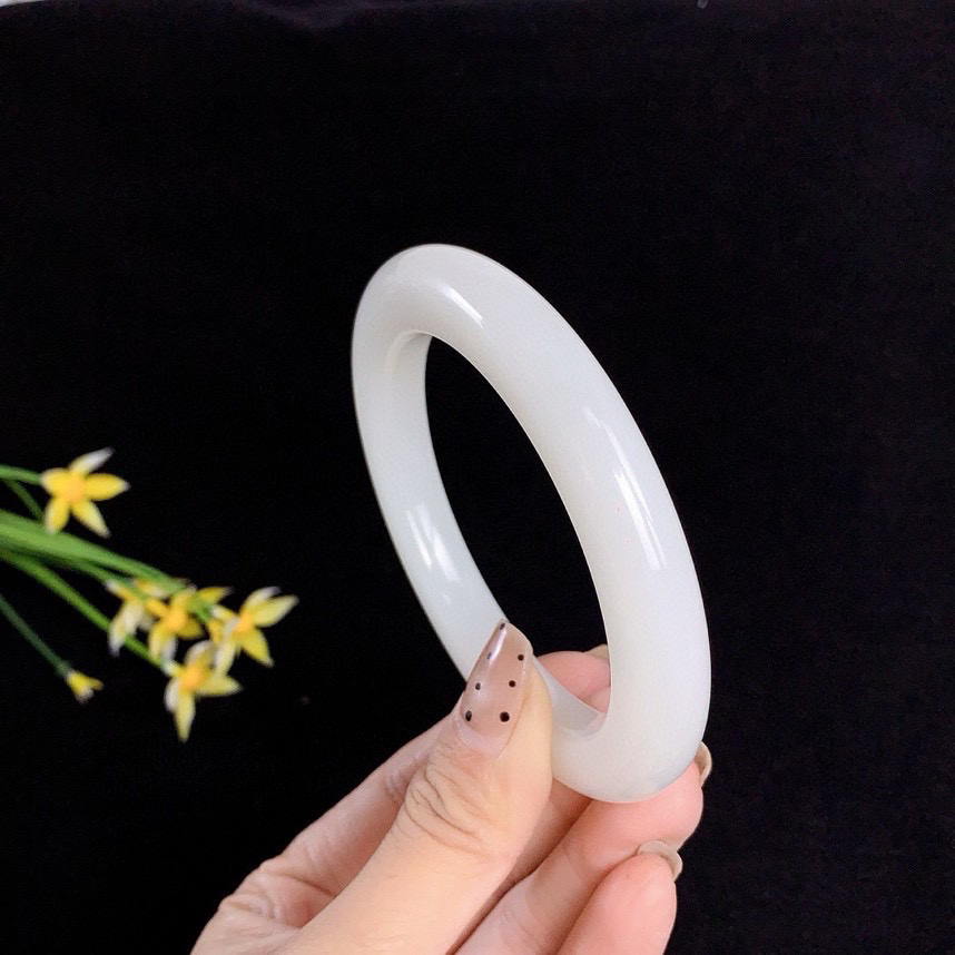 土豪款，和田玉63圈口羊脂白手镯！玉质细腻油润 底色纯净 无裂无杂 脂粉好，品质高