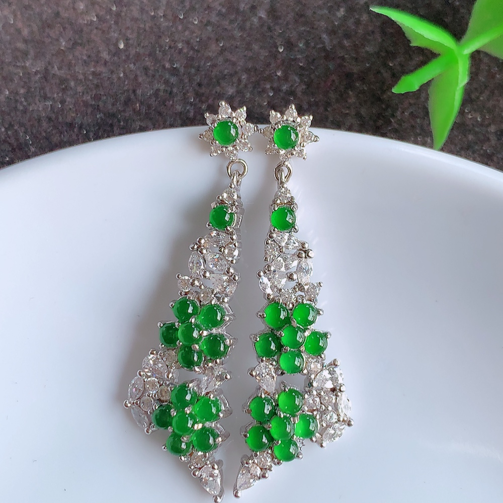 冰透满绿翡翠925银镶嵌耳钉，自然光实拍，翠色灵动，颜色漂亮，种老水足，品相佳，佩戴佳品！W815.5  取一整体尺寸：37-13.5-4.6mm  裸石尺寸：3mm