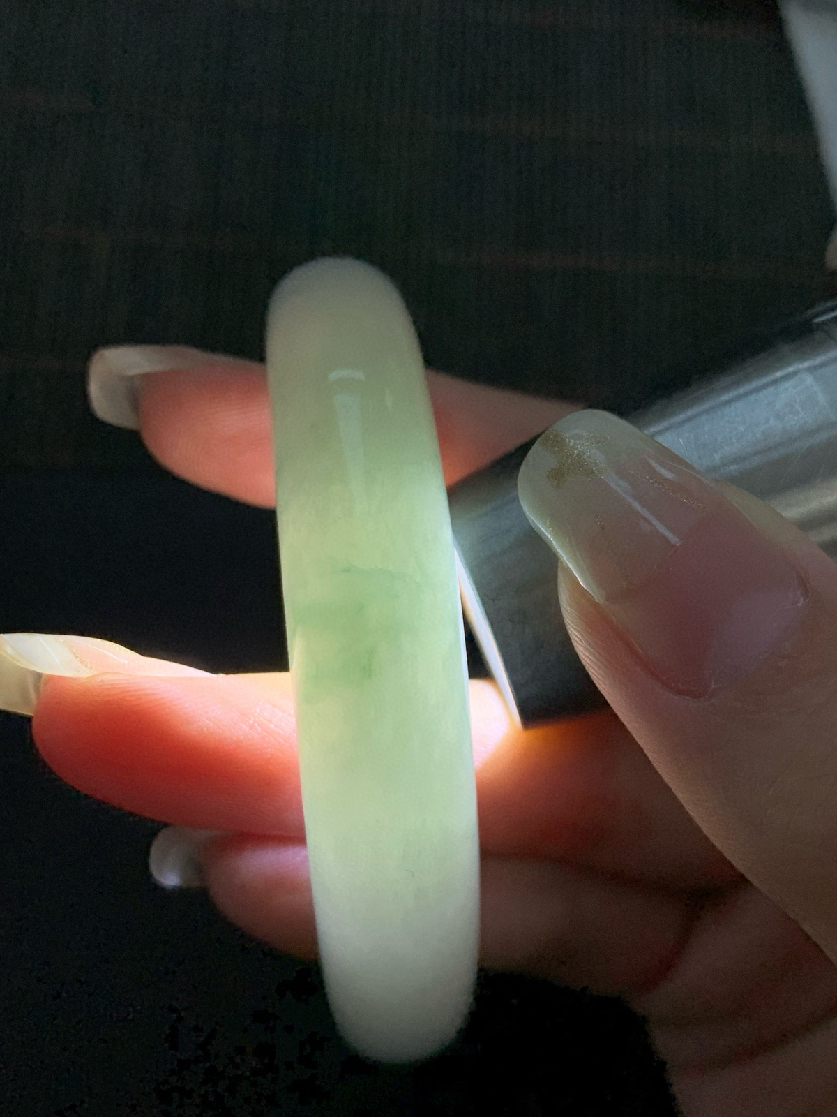 【冰飘花手镯】
浅翠轻漾，如烟似雾，一抹淡绿游弋温润底间，灵动清雅（微瑕）
【尺寸】56-12-8mm