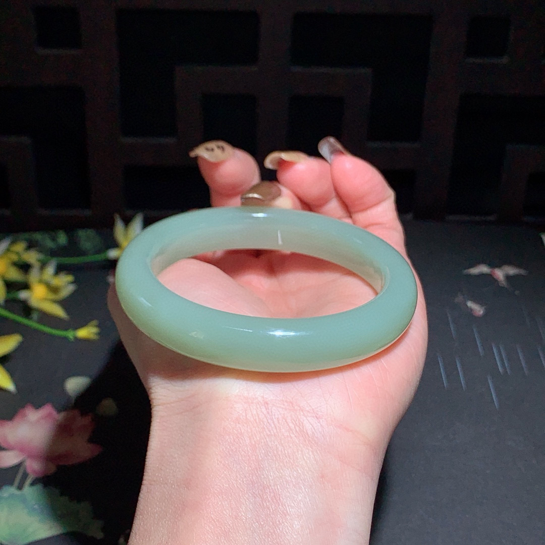 和田玉56.5圈晴水色手镯！玉质细腻油润 底色纯净 无裂无杂 脂粉好，品质高。