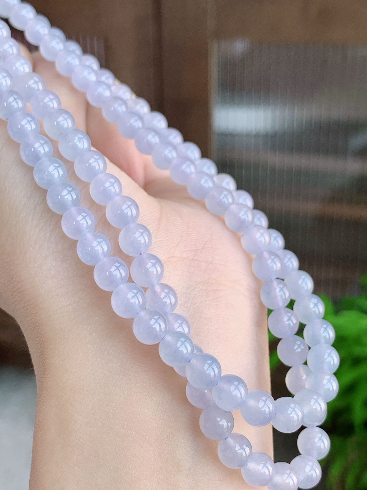 【珠子】高冰紫罗兰珠链圆珠子珠链
【说明】缅料 性价比高  
【尺寸】6mm，32cm
【重量】42.3克
  . 冰凝紫雾凝珠串，玉载清辉绕腕间
  . 淡紫柔光似雾似烟，圆润珠串如冰清露，每一颗都透着通透温润的质感，寓意圆满顺遂、紫气东来，将温婉雅致的东方气韵凝于腕间，自带清灵脱俗的氛围感