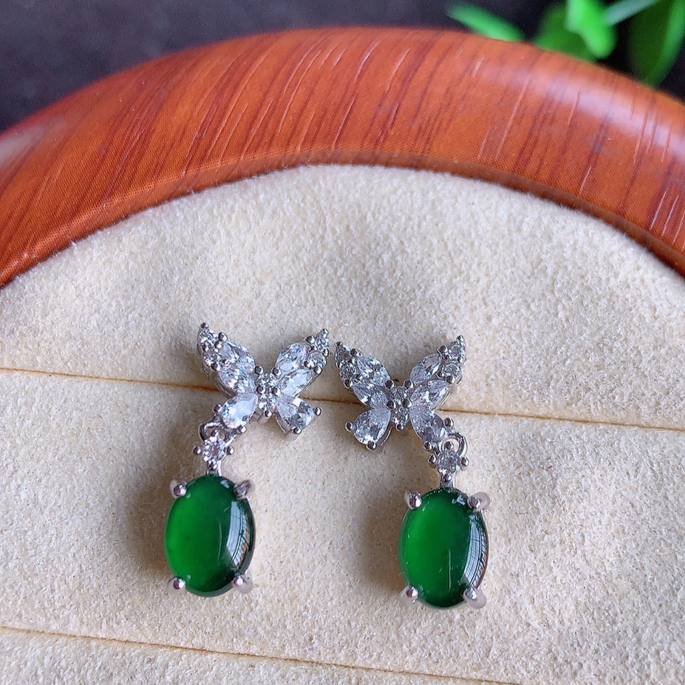 冰透满绿翡翠925银镶嵌耳钉，自然光实拍，翠色灵动，颜色漂亮，种老水足，品相佳，佩戴佳品！W815.5  取一尺寸：21-10.5-4.5mm  裸石尺寸：7.8-5.8mm