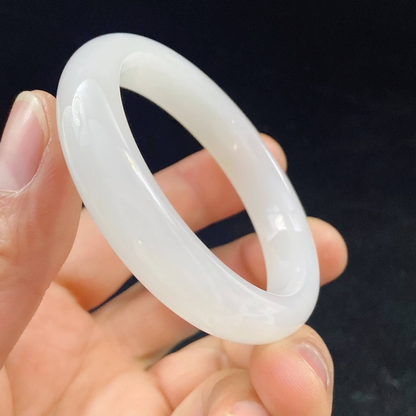 58圈口和田玉白玉手镯，镯型古朴典雅。在诗情画意的雨巷相遇，你是我腕间的一抹风情，有你眸有深情.清风