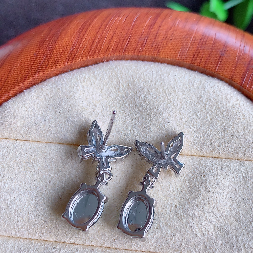 冰透满绿翡翠925银镶嵌耳钉，自然光实拍，翠色灵动，颜色漂亮，种老水足，品相佳，佩戴佳品！W815.5  取一尺寸：21-10.5-4.5mm  裸石尺寸：7.8-5.8mm