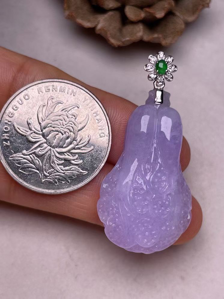 冰糯种紫罗兰【百财聚来】吊坠，真金真钻镶嵌，种水好，玉质细腻 .裸石尺寸 34.5*20.0