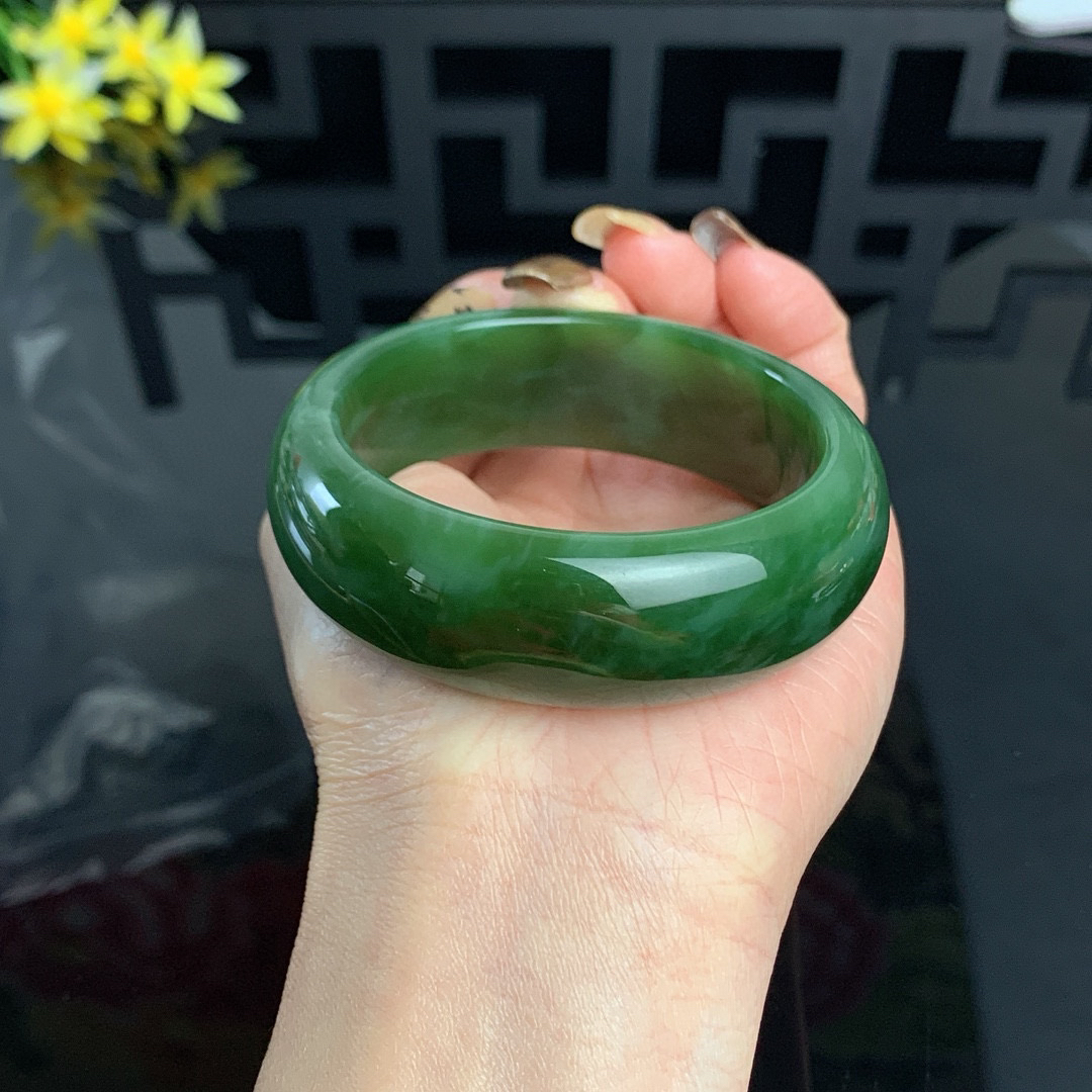 ￼ 收藏款，和田玉55.8圈口阳绿色宽版猫眼碧玉手镯！玉质细腻油润 底色纯净 无裂无杂 脂粉好，品质高。