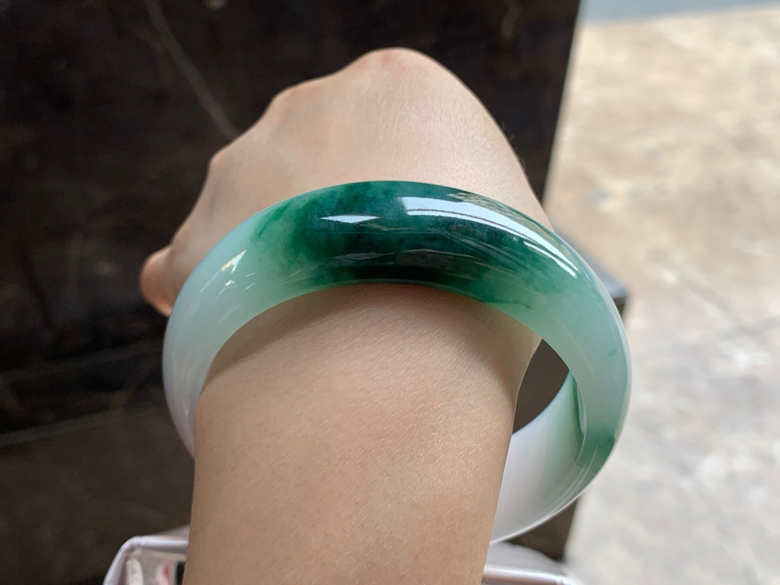 60-19.7-8.6

飘花宽版手镯^_^玉质温润 细腻 鲜艳