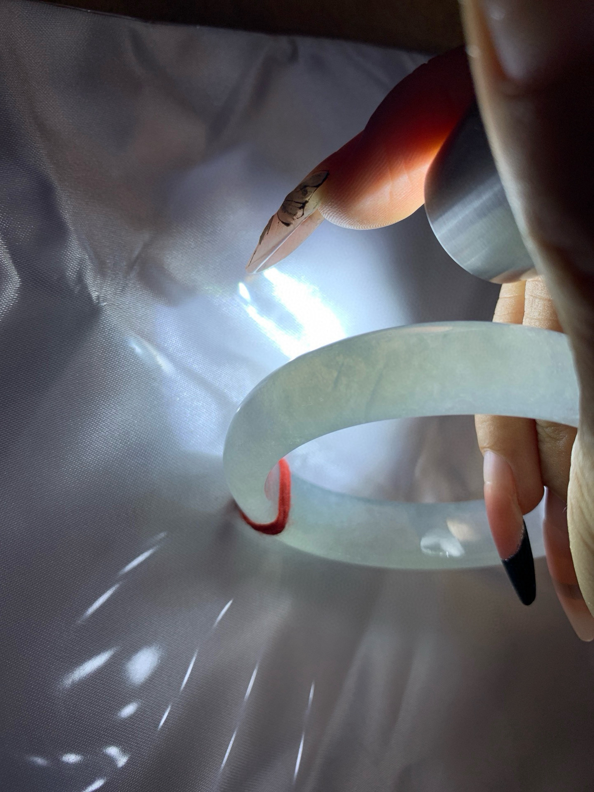 白冰贵妃
54.5-47.8-6.7-12.7
打灯细纹，不影响，底妆纯净冰透，一腕清透，干净无瑕，不愧是翡翠中的初恋，无色亦动人